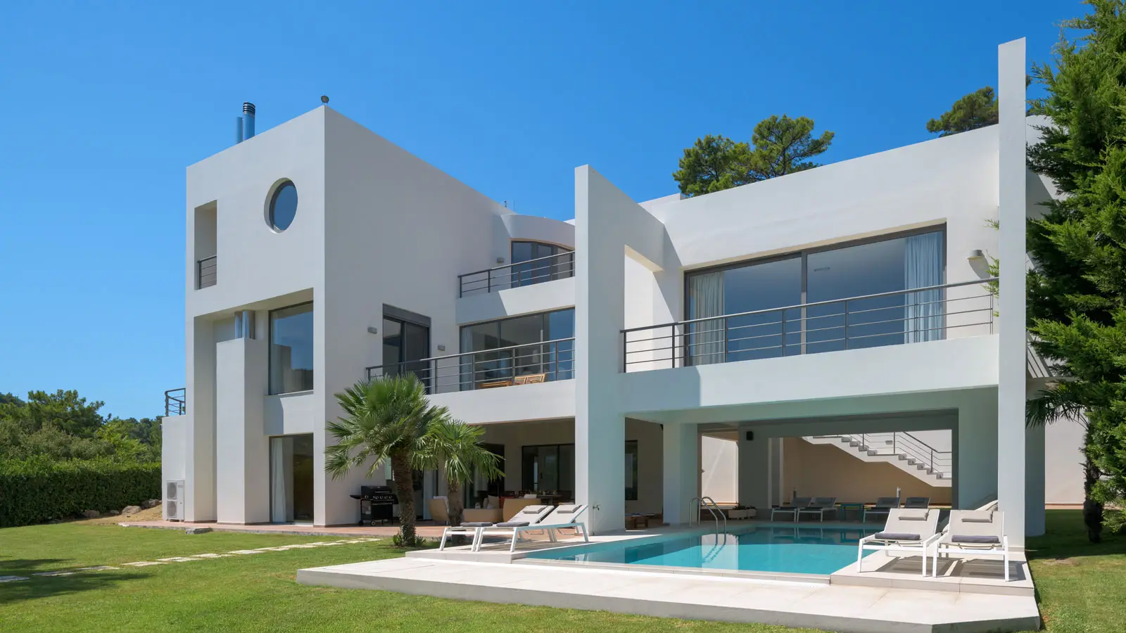 <p>Designed in 3 levels with minimal furniture and decoration, it offers a comfortable and relaxing feeling during your stay. In one of the quietest and most privileged parts of the island, in the area of ​​Ixia, it <strong> emerges through the forest and overlooks the blue sea</strong>, up to the edge of the city of Rhodes.</p>